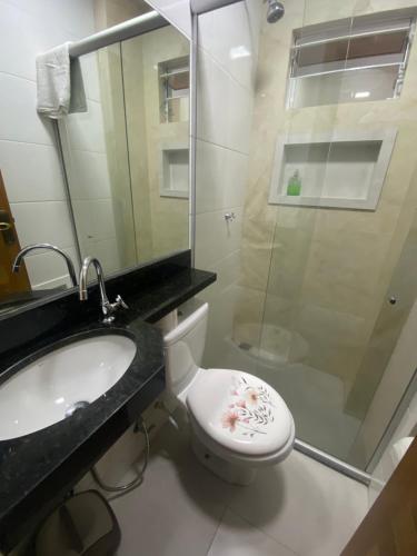 La salle de bains est pourvue de toilettes, d'un lavabo et d'une douche. dans l'établissement Flat completo no centro de Belém, à Belém