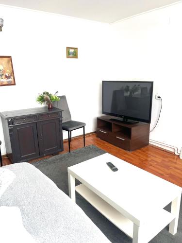 - un salon avec un canapé et une télévision dans l'établissement Casa Privata, à Râșnov
