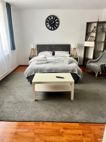 - une chambre avec un lit et une table basse dans l'établissement Casa Privata, à Râșnov