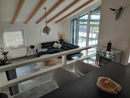 sala de estar con sofá y mesa en Ferienhaus Alpenblick 