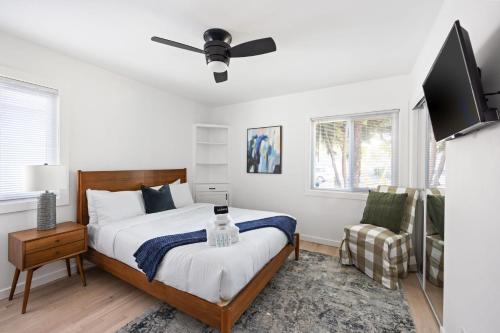 a bedroom with a bed and a ceiling fan at Westside Culver Paradise in Los Angeles