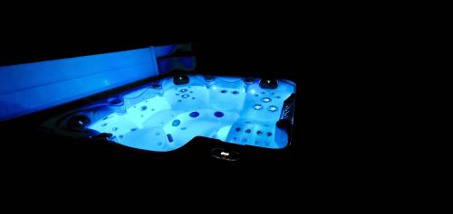 un évier bleu avec de l'eau au milieu dans l'établissement Villa H2o - Jacuzzi & Piscine chauffée, au Barcarès