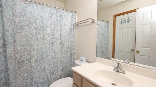 Koupelna v ubytování Oceanside, Private Pool, Hot Tub, Dogs Welcome, Pool Table, OS2K, Sea Song