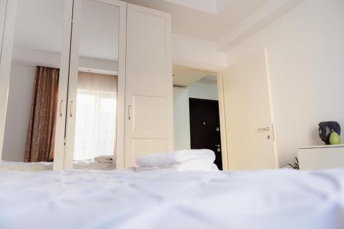 Ένα ή περισσότερα κρεβάτια σε δωμάτιο στο EMERALD HOME