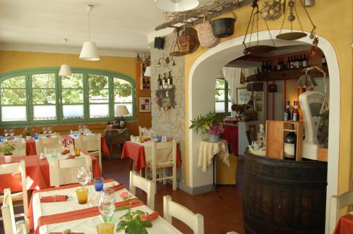 Un restaurante o sitio para comer en Locanda Zacco