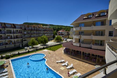 una vista aérea de una piscina en un hotel en Hotel Belle View en Kranevo