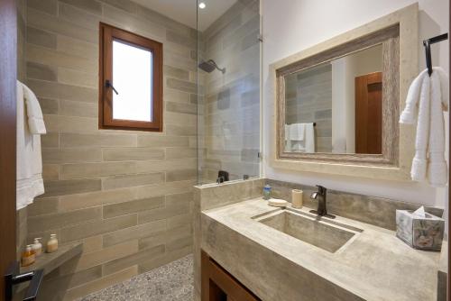 een badkamer met een wastafel en een spiegel bij Las Catalinas - Beachfront GUESTHOUSE for 6 persons - Alouatta Guesthouse in Playa Danta