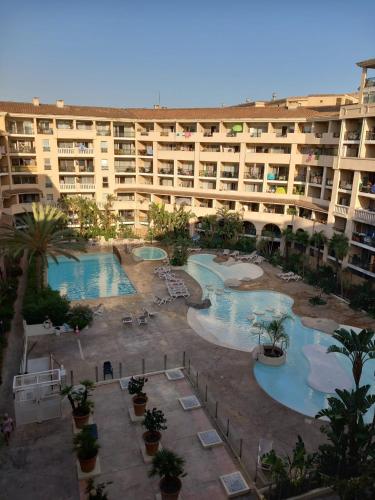 - une vue aérienne sur un hôtel avec 2 piscines dans l'établissement appartement les pieds dans l'eau, à Cannes