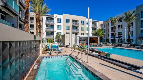 uma imagem de uma piscina num complexo de apartamentos em Global Luxury Suites Irvine em Irvine