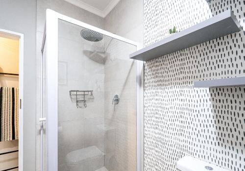 Koupelna v ubytování Midrand Classy & Eclectic 1-Bed w/Throwback Vibes