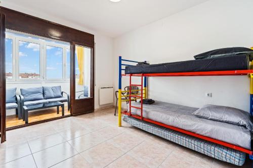 1 Schlafzimmer mit 2 Etagenbetten und einem Sofa in der Unterkunft WELCS APARTAMENTO 105 EMP cerca del mar in Empuriabrava