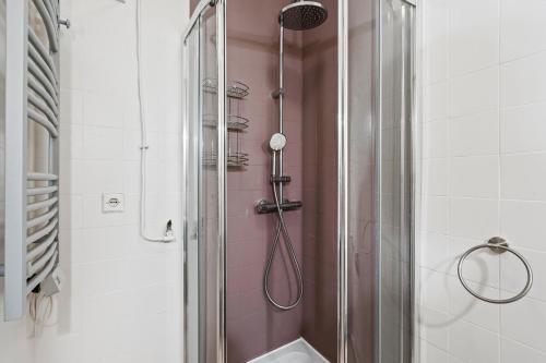 eine Dusche mit Glastür im Badezimmer in der Unterkunft WELCS APARTAMENTO 105 EMP cerca del mar in Empuriabrava