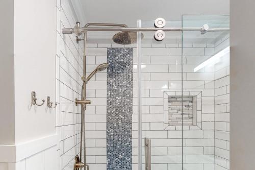 a shower with a tie in a bathroom at Hilton Head Beach & Tennis Unit B222 in Hilton Head Island