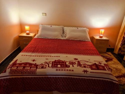um quarto com uma cama com um cobertor vermelho e branco em SweetHome, a Little Paradise in Center of Tirana em Tirana
