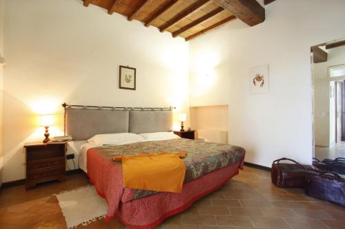 - une chambre avec un grand lit dans l'établissement Residence Golf Club Ristorante Centanni, à Bagno a Ripoli