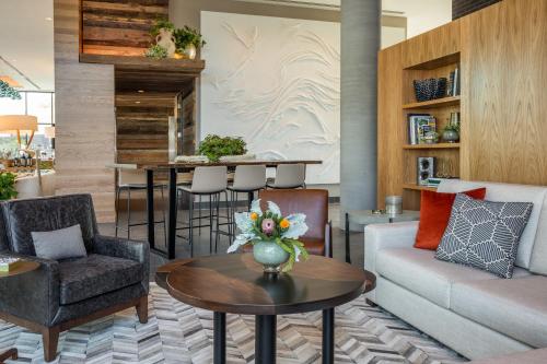 ein Wohnzimmer mit Couch und Tisch in der Unterkunft Drey Hotel in Dallas