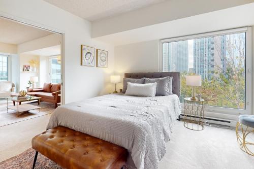 um quarto com uma cama e uma grande janela em Golden Eye Seattle em Seattle