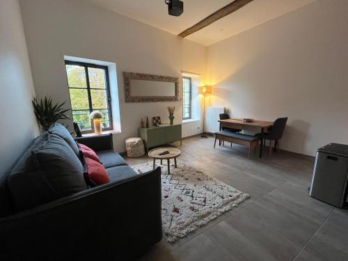 un salon avec un canapé et une table dans l'établissement Ô Happy Daix, à Daix