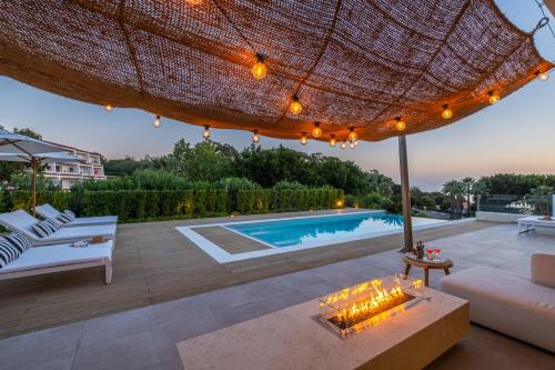 Luxury Beach Villa - Casa do Forte- Infinity Pool sea view- Beach walking distance by DreamvillasAlbufeira