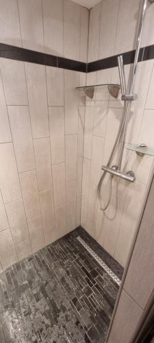 a bathroom with a shower with a tile floor at Charmante maison de 12 personnes près de Paris in Clamart