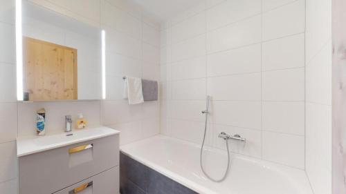 ein Badezimmer mit einer Dusche, einer Badewanne und einem Waschbecken in der Unterkunft Spacieux appart 3,5 pièces incl Jaccuzzi Privé in Leukerbad
