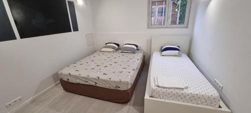 two beds in a small room with at Charmante maison de 12 personnes près de Paris in Clamart