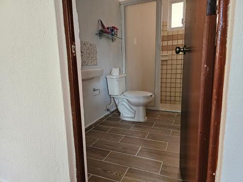a bathroom with a toilet in a room at Amplio Departamento in Cancún