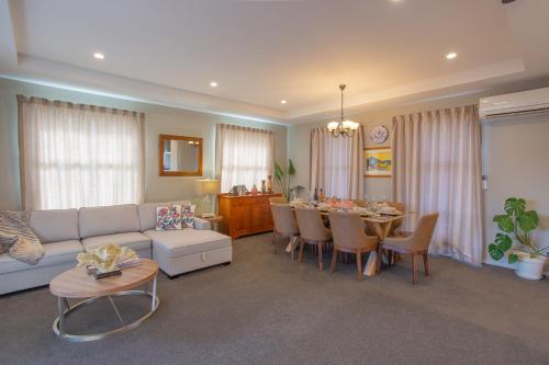 Area soggiorno di Luxury Spa, Outdoor Fireplace & Games Room - Sleeps 10, 18 mins from CHC Airport