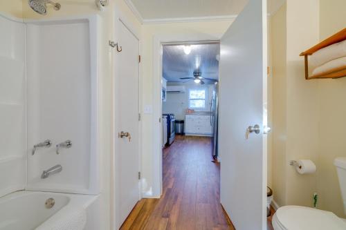 La salle de bains est pourvue d'une baignoire, d'un lavabo et de toilettes. dans l'établissement 270-Acre Ripley Home with On-Site Pond!, à Ripley