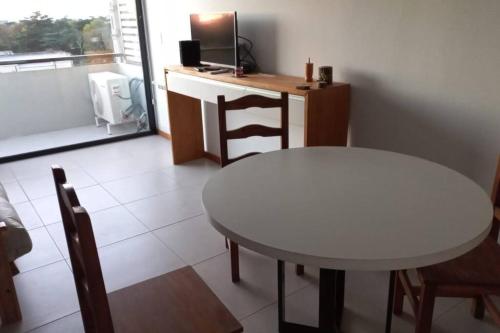 einen weißen Tisch und Stühle in einem Zimmer mit Küche in der Unterkunft Espectacular departamento con inigualables vistas in Balcarce