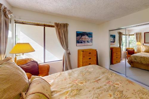 um quarto com uma cama e um espelho em Rancho Mirage Condo em Rancho Mirage