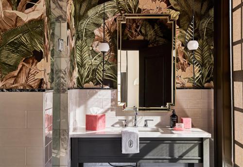 阿什維爾的住宿－Zelda Dearest，一间带水槽和镜子的浴室