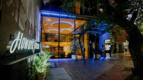 a store front with a sign on the side of a street at Howard Johnson by Wyndham Córdoba La Cañada in Cordoba