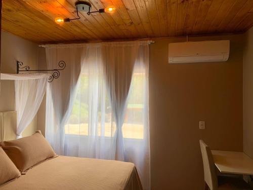 En eller flere senge i et værelse på Chalé com hidro e vista (insta @altodamontanhars)
