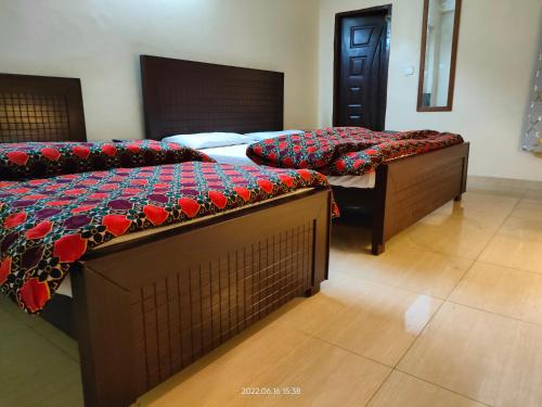 Cama o camas de una habitación en Al Sakhawat Hotel
