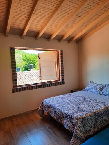 a bedroom with a bed and a window at Apartamento El trigal in Barichara