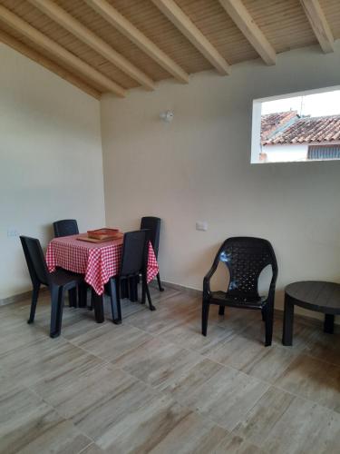 jadalnia ze stołem i krzesłami oraz oknem w obiekcie Apartamento El trigal w mieście Barichara