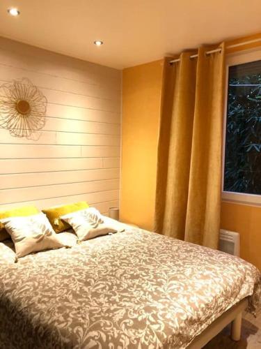 une chambre avec un lit avec des oreillers et une fenêtre dans l'établissement Maison 4 p. Château de la Loire, à Sonzay