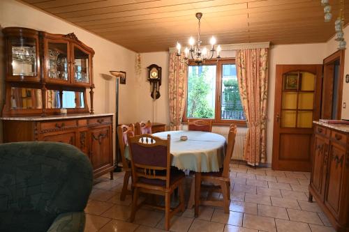 comedor con mesa y sillas en Gîte l'Avant, en Rouffach