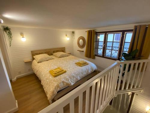 une chambre avec un lit avec deux serviettes dessus dans l'établissement Charmant appartement - proche château cité, à Carcassonne