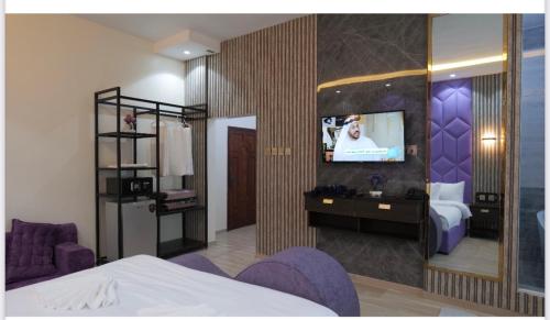 a bedroom with a bed and a tv on a wall at فندق سكاي لاين 