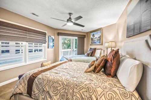 Postel nebo postele na pokoji v ubytování Shorehaven II - C2