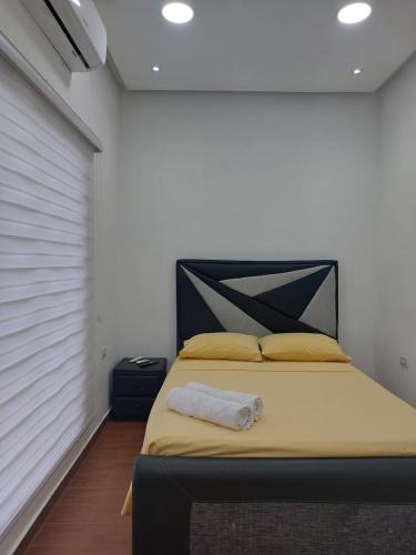 Catia La MarにあるPosada Restaurant La Guarichaのベッドルーム1室(黒いヘッドボード付きのベッド1台付)