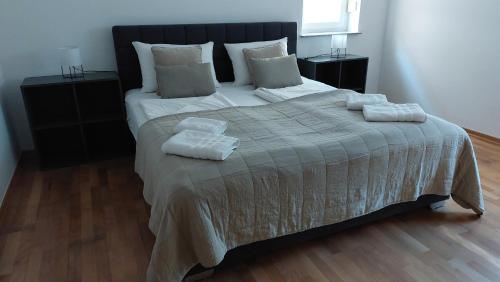 1 dormitorio con 1 cama grande y 2 toallas. en Parenzo Premium Apartment, en Poreč