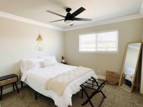 um quarto com uma cama e uma ventoinha de tecto em Cozy Home w/Tesla Charger & Near National Parks em Sanger