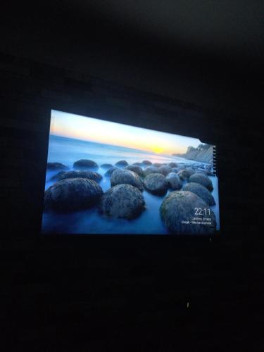 una pantalla de televisión con una foto de rocas en Cité 1 novembre, en Khemis Miliana