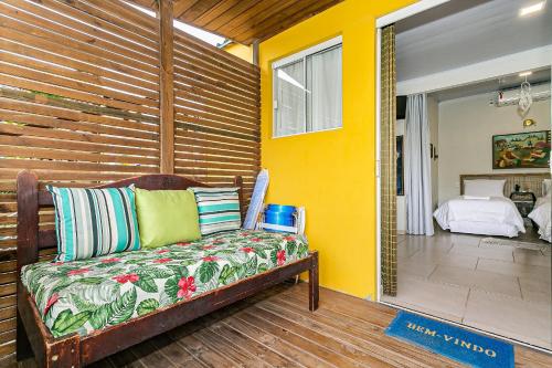 sala de estar con sofá y dormitorio en Studio aconchegante a 130m do mar TOCA152 en Florianópolis