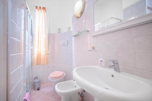 bagno bianco con lavandino e servizi igienici di Villa verdi vicinanze Milano centro a Pioltello