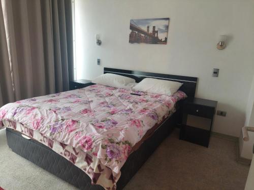um quarto com uma cama com um cobertor rosa em MATIZ CAVANCHA em Iquique
