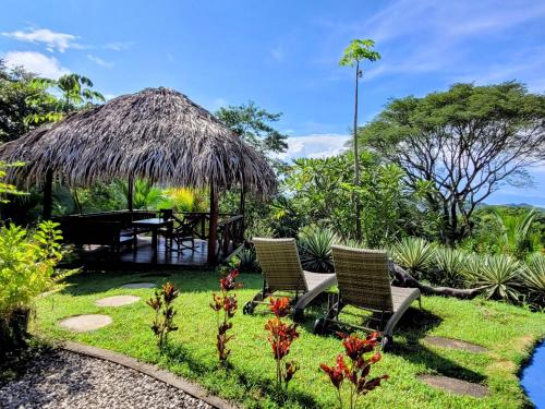 gazebo con due sedie e un tavolo di Villa Martina Palmgarden a Sámara